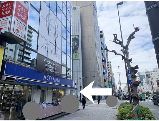 AOYAMAを左に曲がるルート案内