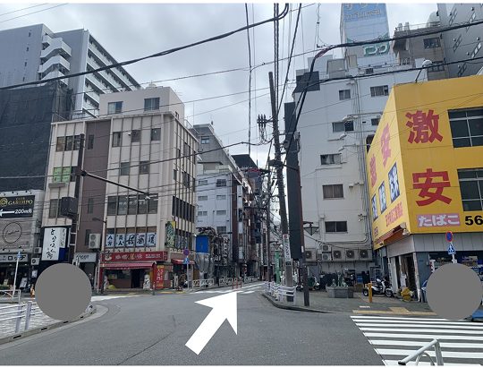 矢印の道をまっすぐ進むルート案内