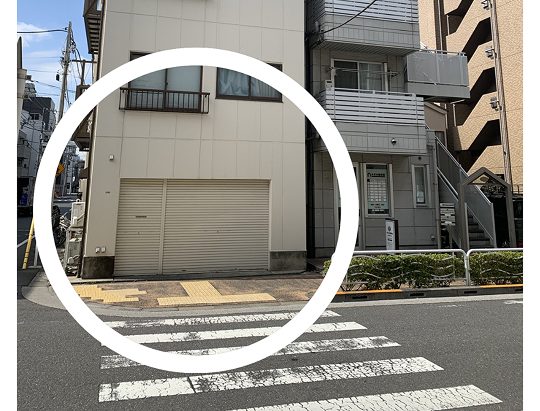 まっすぐ進むと右側に店舗がある案内