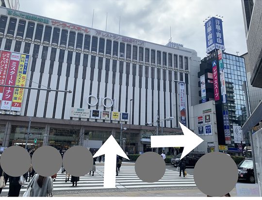 横断歩道を渡り右に曲がるルート案内